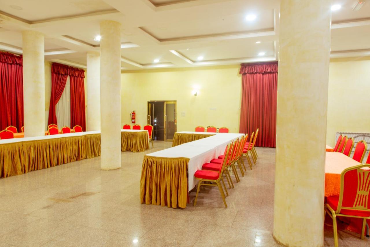 Hotel Reno Абуджа Экстерьер фото